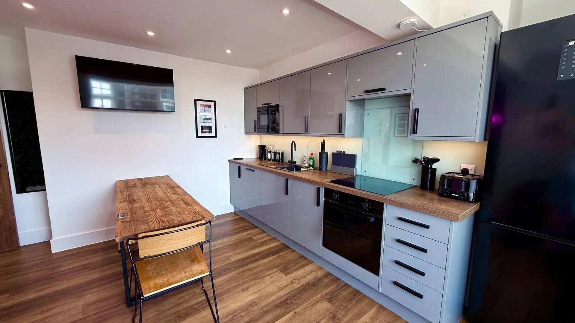 Pierview Pad Attic 10 Person Sunny Seaside Apartment - 2 Min Walk To Beach 브라이턴